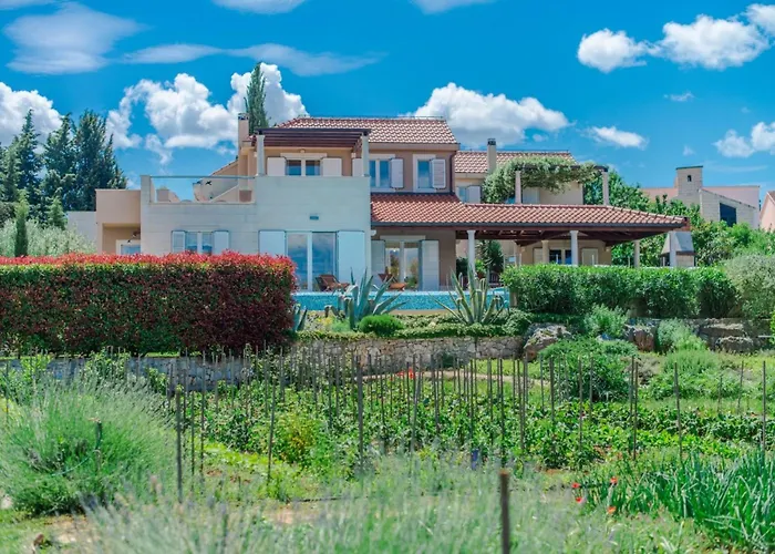 Luxury Seafront Mediterranean With Pool فيلة
