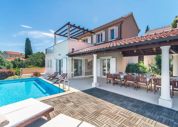 Luxury Seafront Mediterranean With Pool فيلة