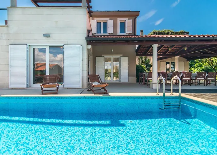 Luxury Seafront Mediterranean With Pool فيلة *