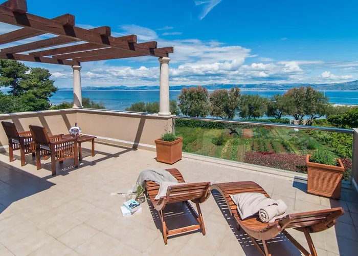 Luxury Seafront Mediterranean With Pool فيلة