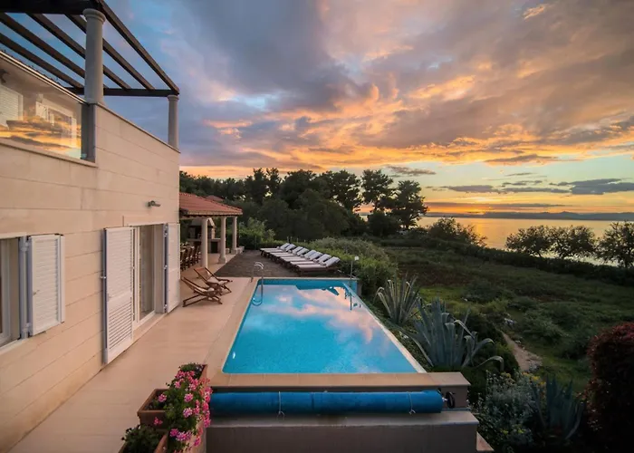 فيلة Luxury Seafront Mediterranean With Pool Mirce