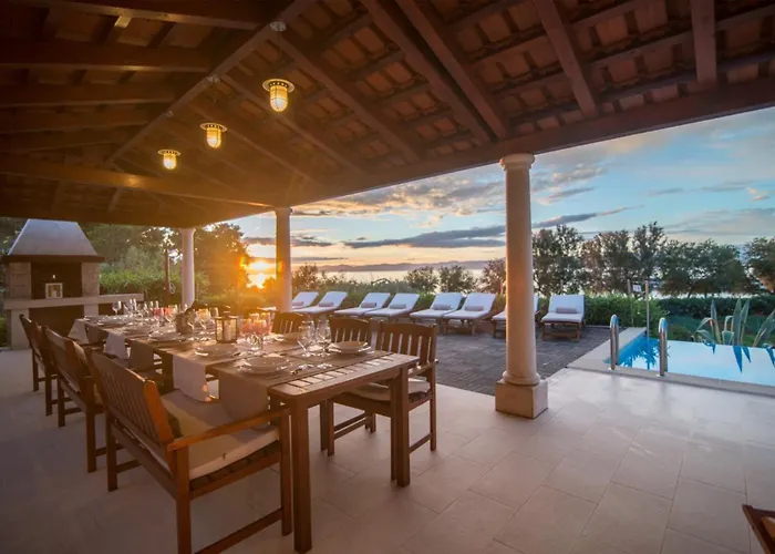 فيلة Luxury Seafront Mediterranean With Pool Mirce