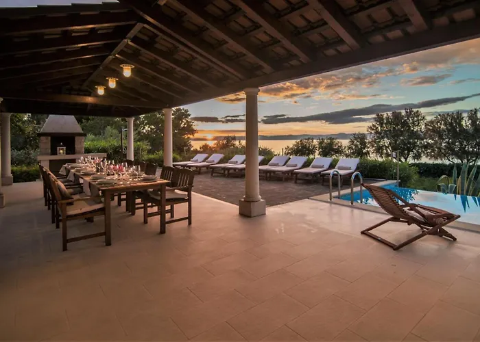 فيلة Luxury Seafront Mediterranean With Pool