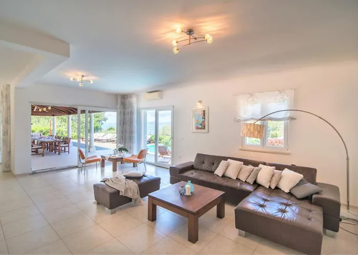 Luxury Seafront Mediterranean With Pool *