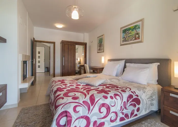 Luxury Seafront Mediterranean With Pool فيلة