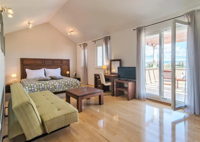 Luxury Seafront Mediterranean With Pool فيلة Mirce