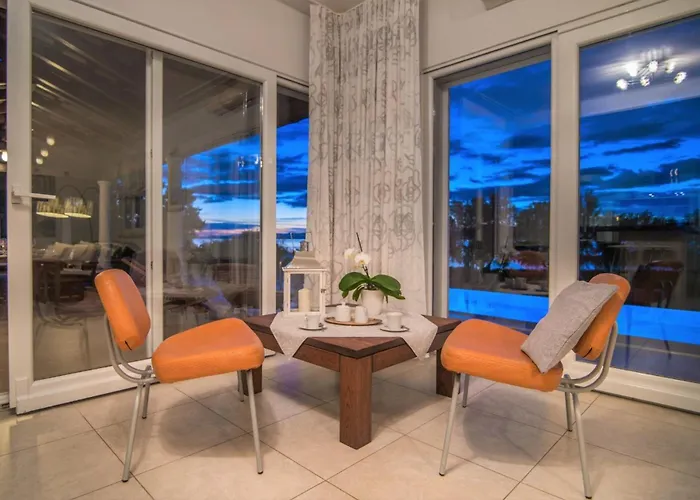 فيلة Luxury Seafront Mediterranean With Pool